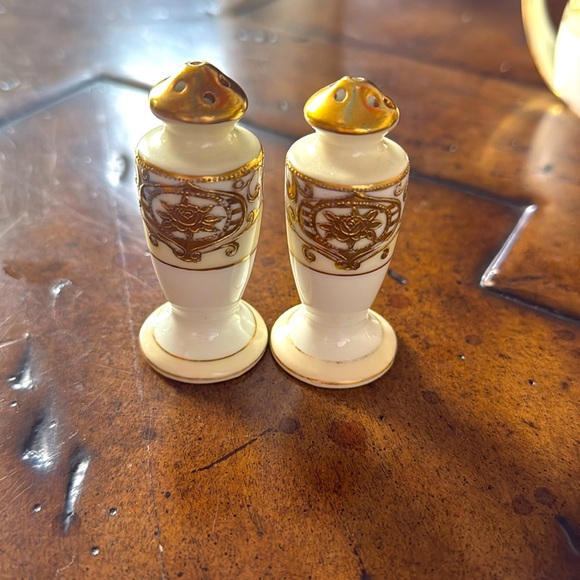 Noritake Vintage Porcelain Salt and Pepper shakers made in Japan - Picture 1 of 4